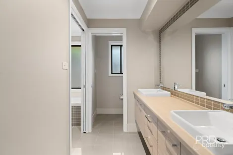 Property photo of 24 Barton Avenue Lloyd NSW 2650