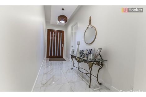 Property photo of 27 Mountleigh Circuit Craigieburn VIC 3064