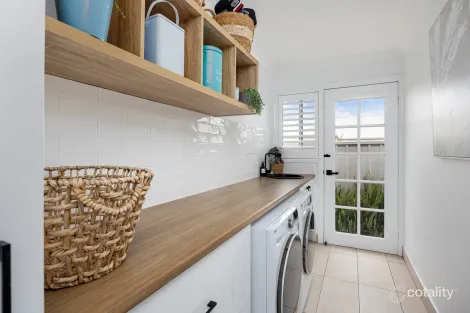 Property photo of 15 Bondi Crescent Gobbagombalin NSW 2650