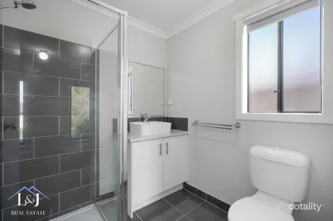 Property photo of 12 Meadowlea Crescent Pakenham VIC 3810