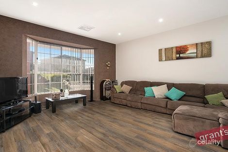 Property photo of 6 Temby Close Endeavour Hills VIC 3802