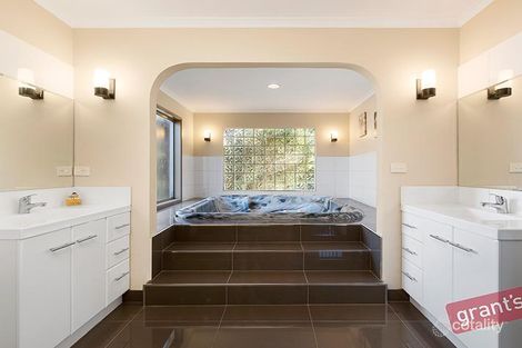 Property photo of 6 Temby Close Endeavour Hills VIC 3802