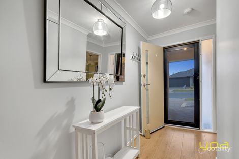 Property photo of 10 Sundew Avenue Cranbourne East VIC 3977