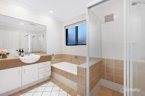 Property photo of 16 Melastoma Way Arundel QLD 4214