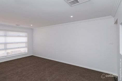 Property photo of 2 Hollows Crescent Lloyd NSW 2650
