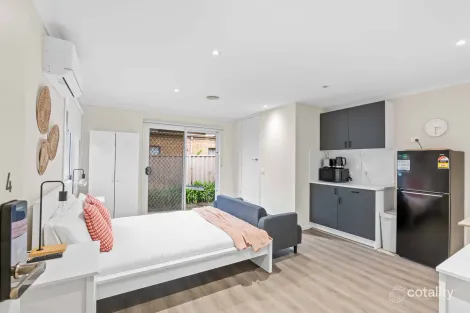 7 Oakview Pde, Caroline Springs, VIC 3023