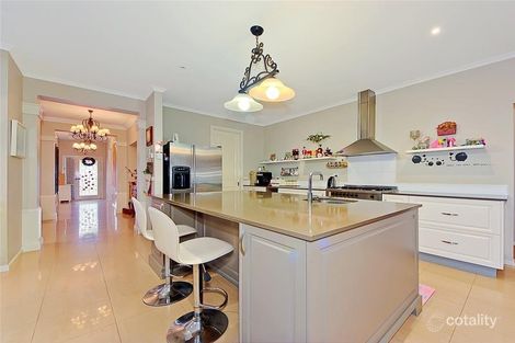 Property photo of 10 Narracan Close Caroline Springs VIC 3023