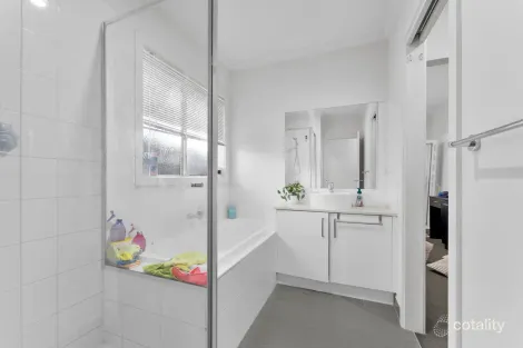 Property photo of 2 Flora Lane Carrum Downs VIC 3201