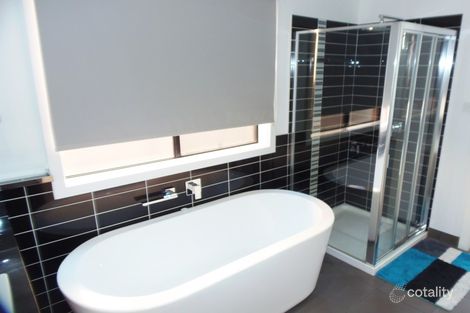 Property photo of 25 Callaway Lane Hillside VIC 3037