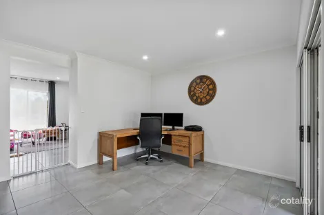 Property photo of 6 Finch Court Regency Downs QLD 4341