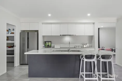 Property photo of 6 Finch Court Regency Downs QLD 4341