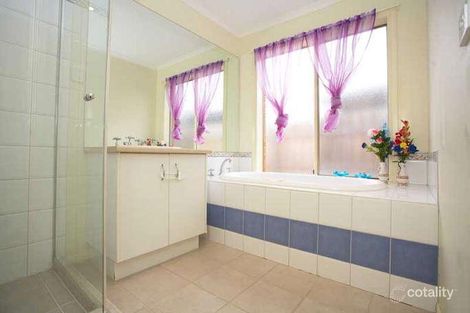 Property photo of 2 Wavish Court Werribee VIC 3030