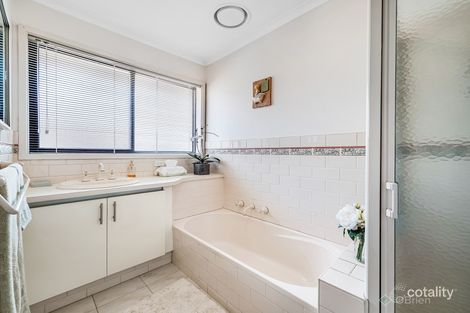 Property photo of 1 Mountain View Crescent Seaford VIC 3198