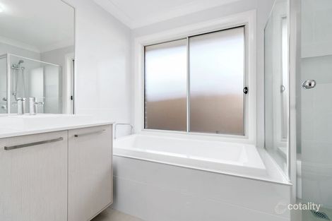 Property photo of 27 Horizon Circuit Moorebank NSW 2170