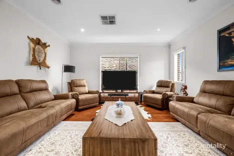Property photo of 18 Stoke Circuit Wollert VIC 3750