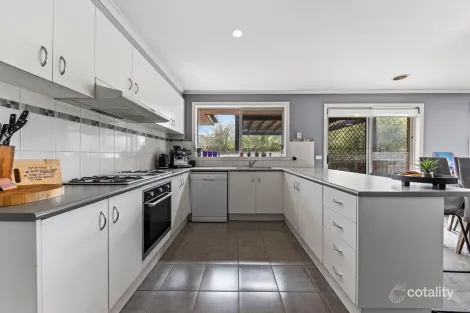 Property photo of 6 Sir Thomas Drive Pakenham VIC 3810