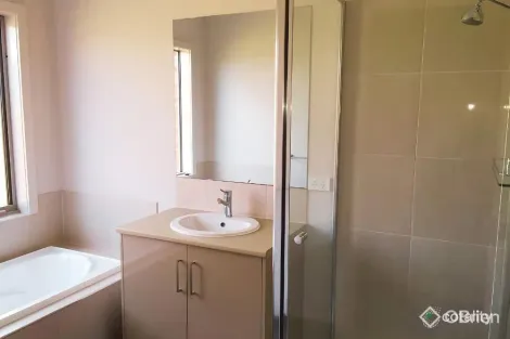 Property photo of 8 Marblelight Way Clyde North VIC 3978