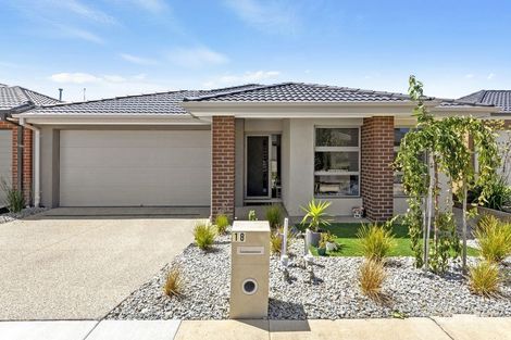 18 Oakdale St, Charlemont, VIC 3217