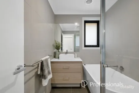 Property photo of 30 Marlow Street Mooroolbark VIC 3138
