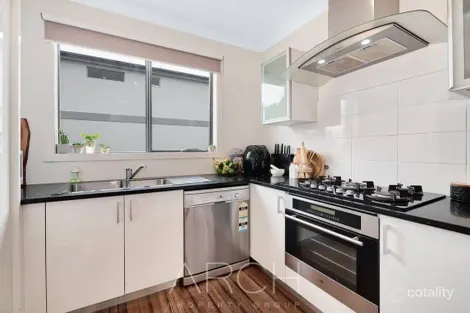 Property photo of 19/10 Mickleham Drive Cranbourne North VIC 3977