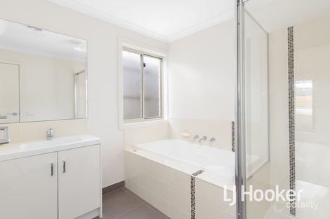 Property photo of 5 Springwater Drive Drouin VIC 3818