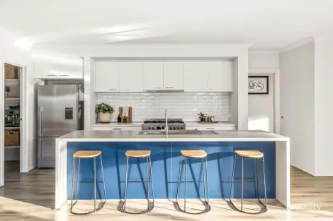 Property photo of 23 Honeyeater Way Mount Duneed VIC 3217