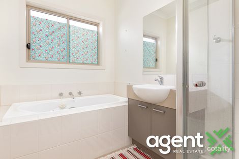 Property photo of 2/34 Sing Crescent Berwick VIC 3806