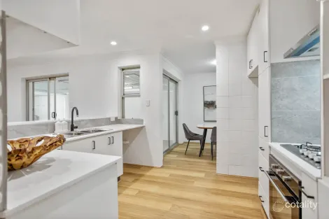 Property photo of 17 Glenhurst Court Camillo WA 6111