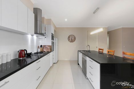 Property photo of 2 Roan Walk Clyde North VIC 3978