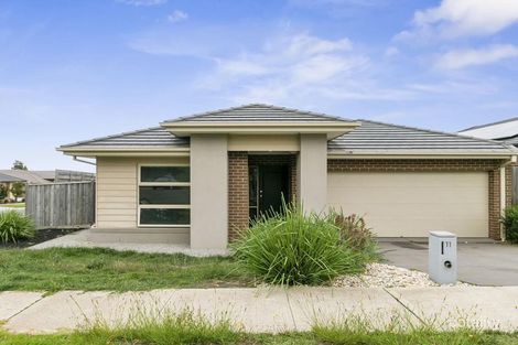 Property photo of 11 Native Retreat Cranbourne East VIC 3977
