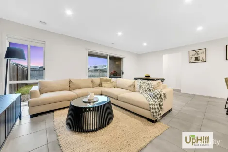 Property photo of 10 Cabo Circuit Clyde North VIC 3978