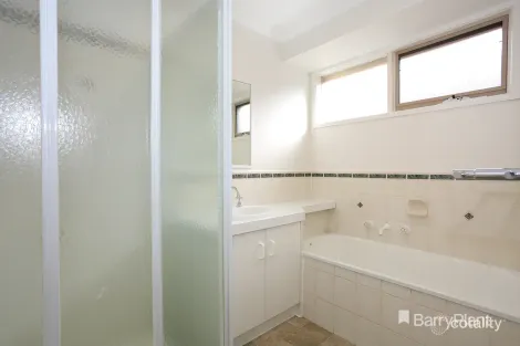 Property photo of 2 Allira Close Berwick VIC 3806