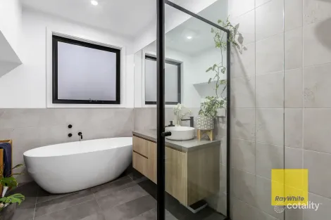 Property photo of 21 Havant Circuit Charlemont VIC 3217
