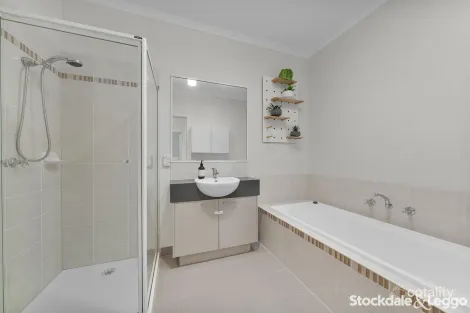 Property photo of 2 Castlegate Lane Craigieburn VIC 3064