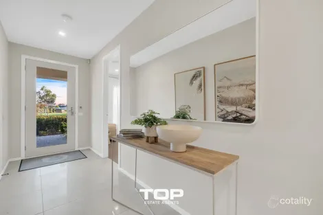 Property photo of 9 Grazing Way Clyde North VIC 3978