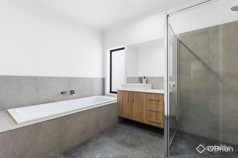 Property photo of 4 Scatter Road Fraser Rise VIC 3336