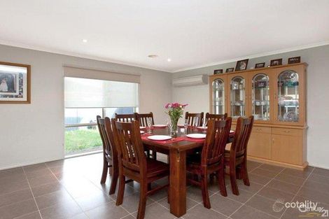Property photo of 10 Tea Tree Close Pakenham VIC 3810