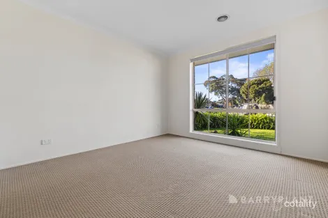 Property photo of 15 Alison Close Pakenham VIC 3810