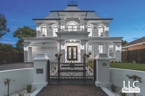Property photo of 19 Leeds Road Mount Waverley VIC 3149
