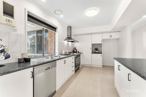 Property photo of 7 Fairwyn Close Mill Park VIC 3082