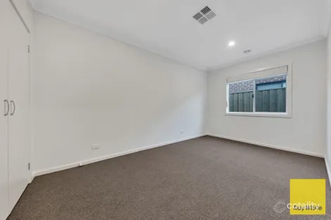 Property photo of 12 Leeward Drive Tarneit VIC 3029