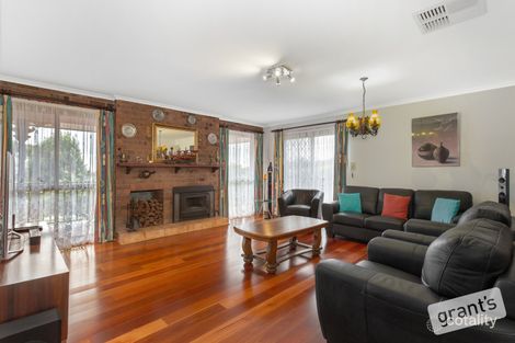 Property photo of 16 Oxley Way Endeavour Hills VIC 3802