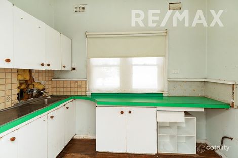 Property photo of 42 Blamey Street Turvey Park NSW 2650