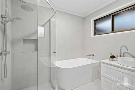 Property photo of 5 Powis Place Carindale QLD 4152