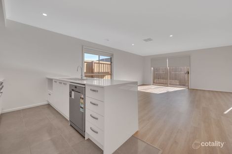 Property photo of 37 Hourigan Way Werribee VIC 3030
