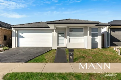 8 Flockhart St, Mickleham, VIC 3064