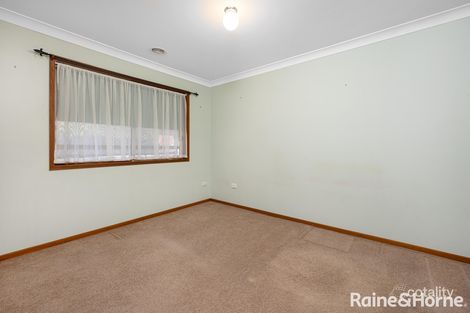 Property photo of 11 Roberts Way Kooringal NSW 2650