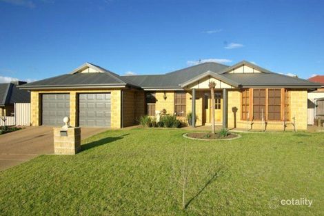 2/1 Chisholm Pl, Lloyd, NSW 2650