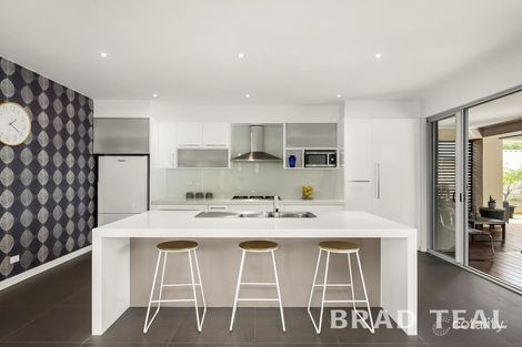 Property photo of 2 Shoalhaven Drive Caroline Springs VIC 3023