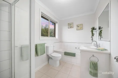 Property photo of 4 St Clare Avenue Lake Gardens VIC 3355